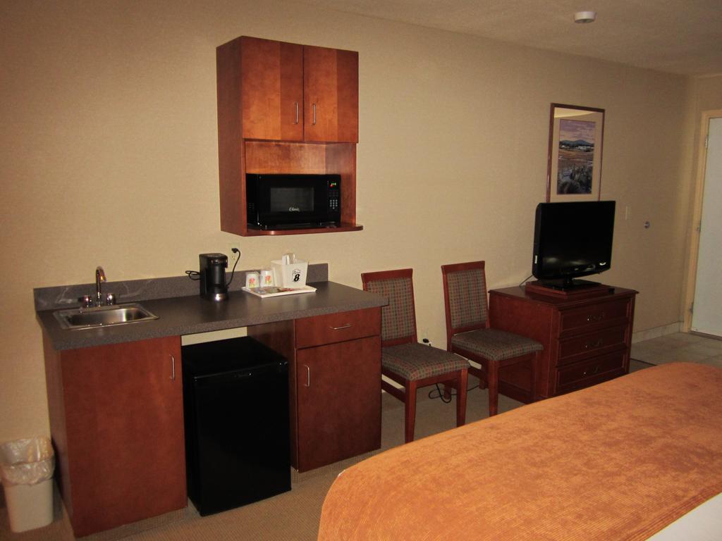 Super 8 By Wyndham Fort Nelson Bc Zewnętrze zdjęcie