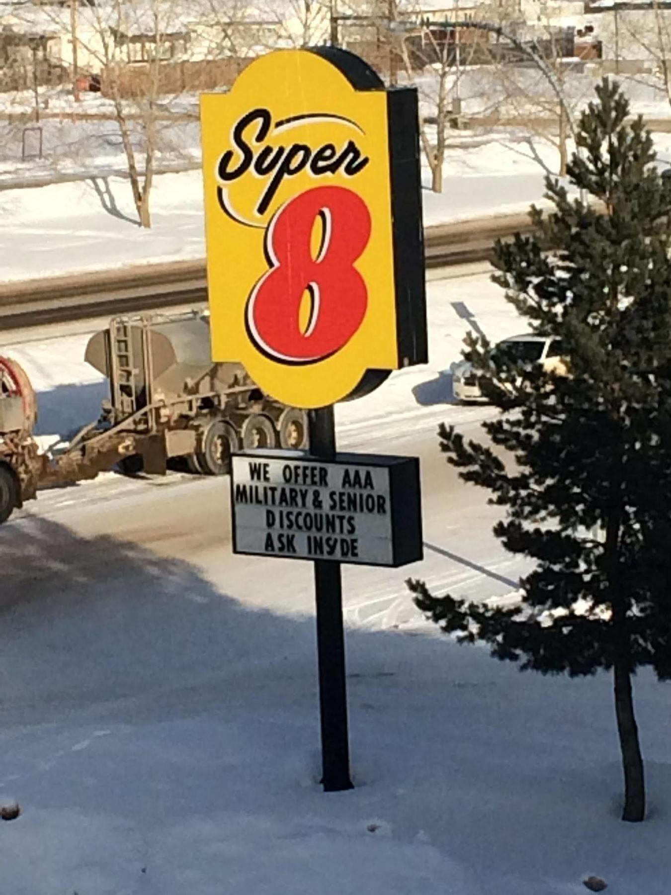 Super 8 By Wyndham Fort Nelson Bc Zewnętrze zdjęcie
